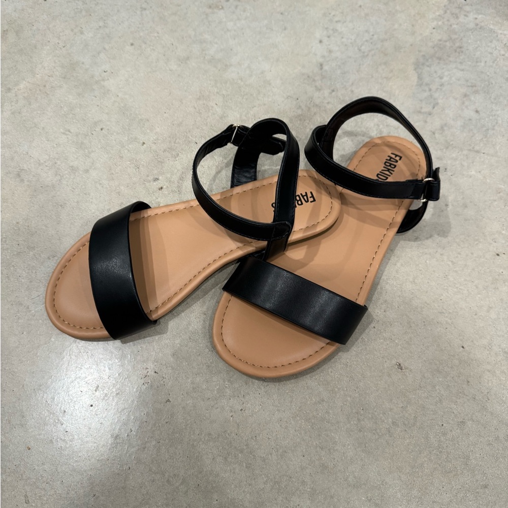 Size 5 Girl Fabkids Sandals 🖤